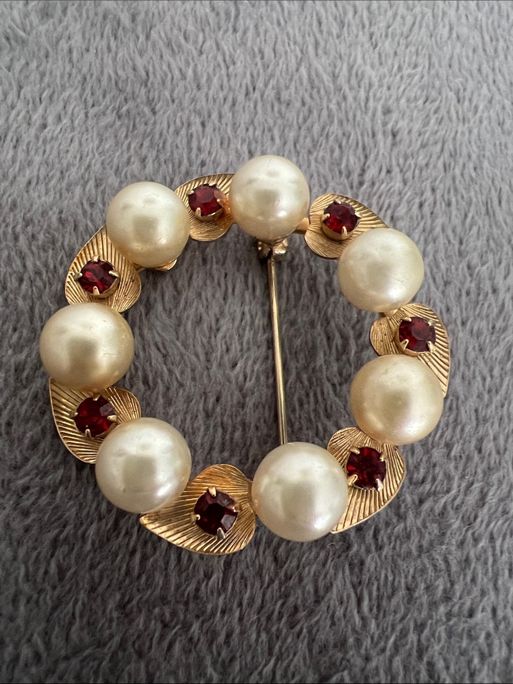 Vintage Gold-Tone Pearl‎ & Garnet Leaf Wreath Circle Brooch - Women Jewelry - Picture 2 of 7